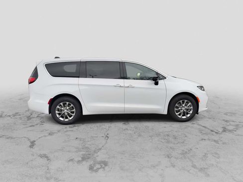 New 2026 Chrysler Pacifica Select image 9