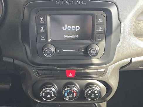 Used 2015 Jeep Renegade Latitude FWD image 22