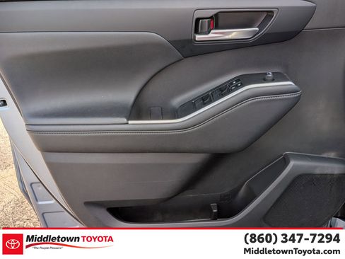 Certified 2024 Toyota Highlander XLE image 10