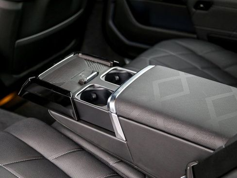 Used 2025 BMW 760i xDrive w/ Executive Package image 24