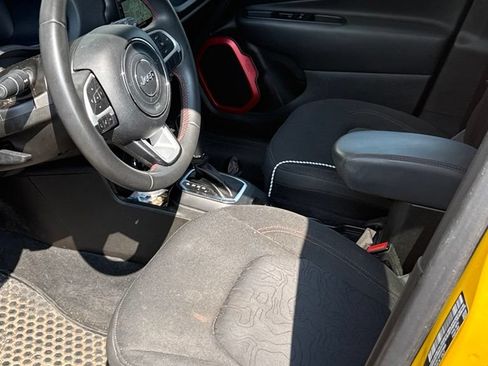 Used 2023 Jeep Renegade Trailhawk AWD/4WD image 9