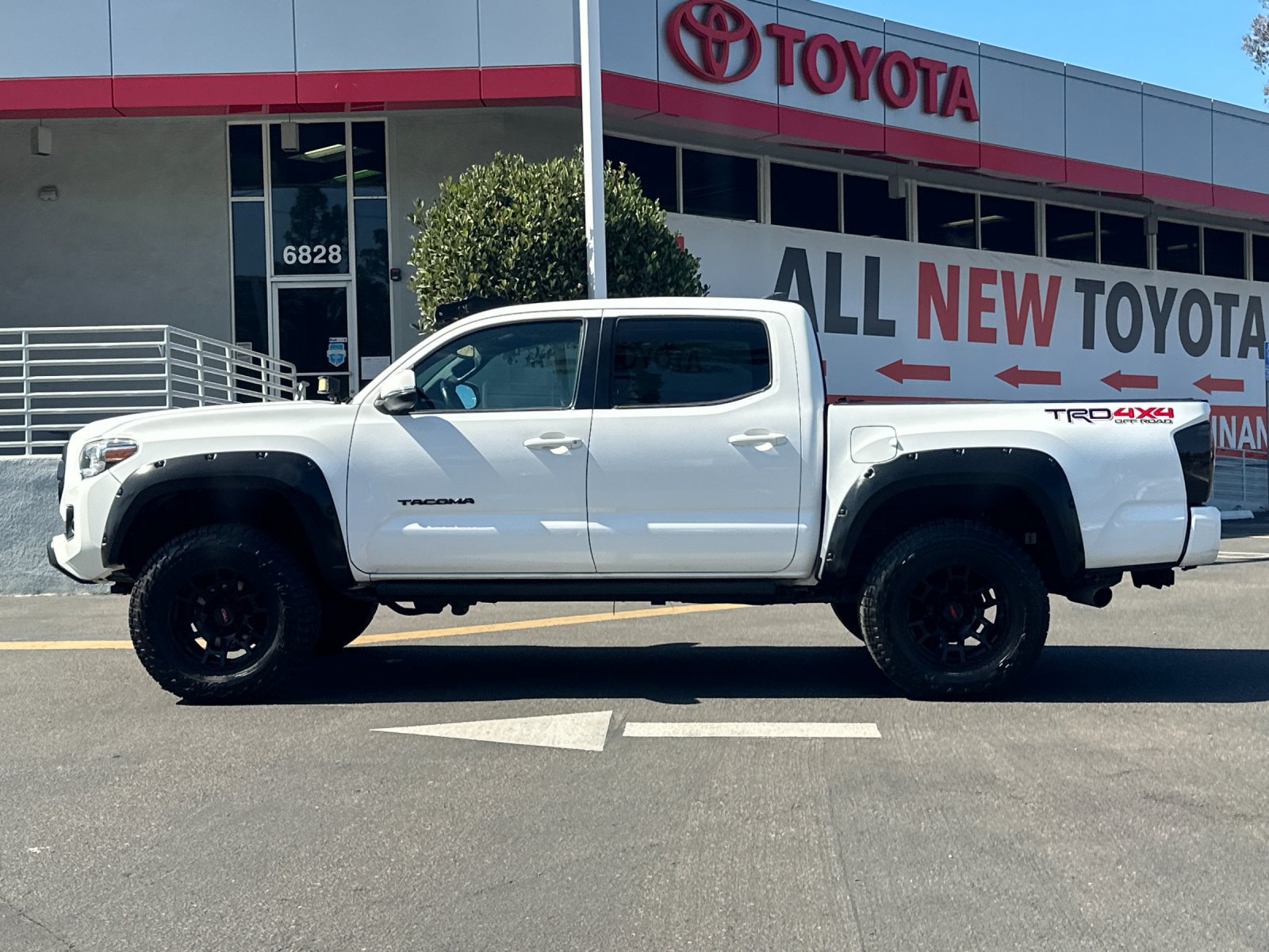 Used 2018 Toyota Tacoma TRD Off-Road w/ Technology Package AWD/4WD image 2