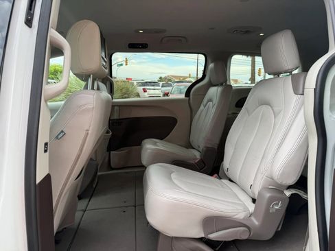Used 2017 Chrysler Pacifica Touring FWD image 45