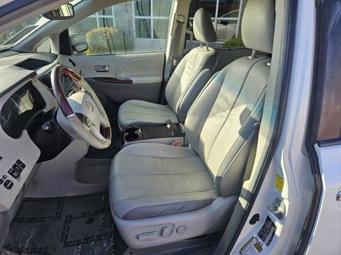 Used 2011 Toyota Sienna Limited FWD image 10