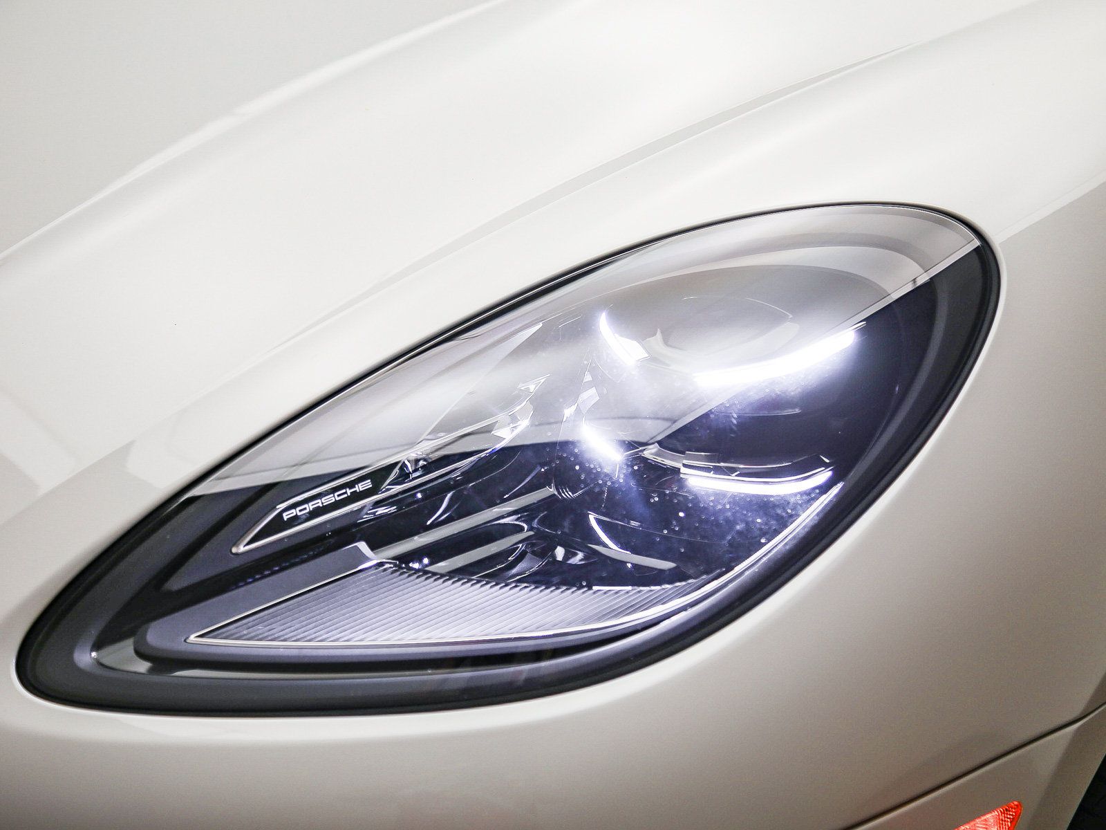 Certified 2025 Porsche Macan AWD/4WD image 11