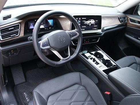 Certified 2025 Volkswagen Atlas SE image 10
