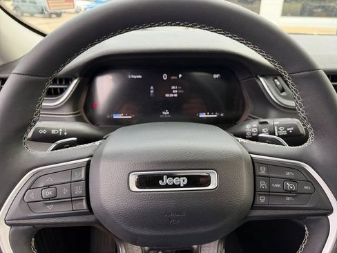 Certified 2023 Jeep Grand Cherokee Laredo w/ Luxury Tech Group I AWD/4WD image 22