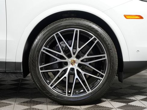 Certified 2024 Porsche Cayenne Coupe AWD/4WD image 16