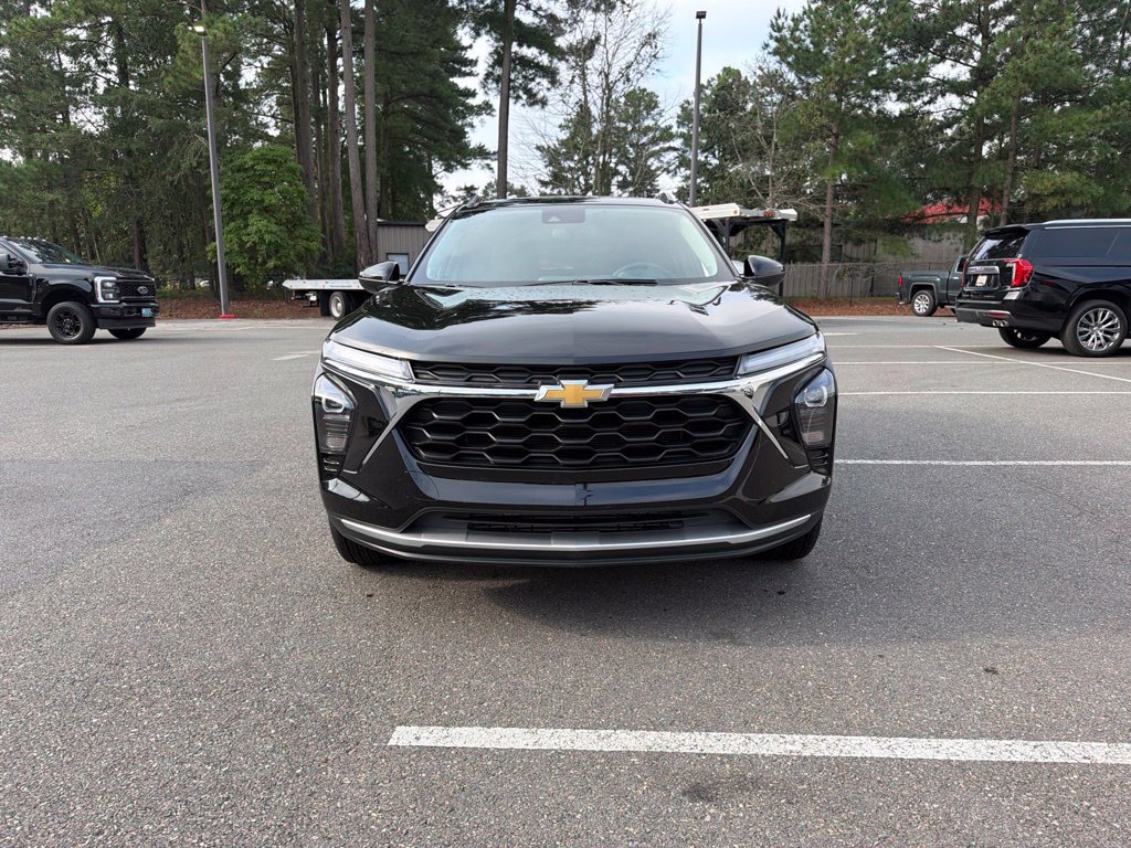 Used 2025 Chevrolet Trax LT FWD image 3