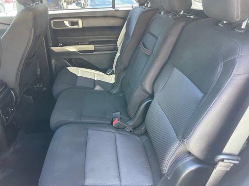 Used 2023 Ford Explorer XLT AWD/4WD image 8