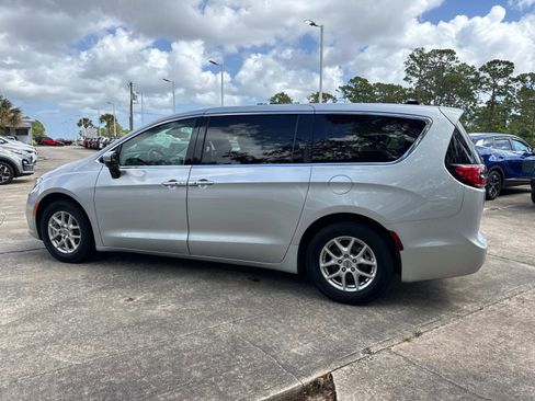 Certified 2023 Chrysler Pacifica Touring-L FWD image 5