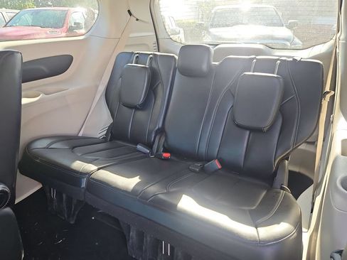 Certified 2023 Chrysler Pacifica Touring-L FWD image 29