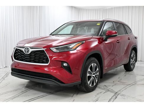 Used 2025 Toyota Highlander XLE image 4