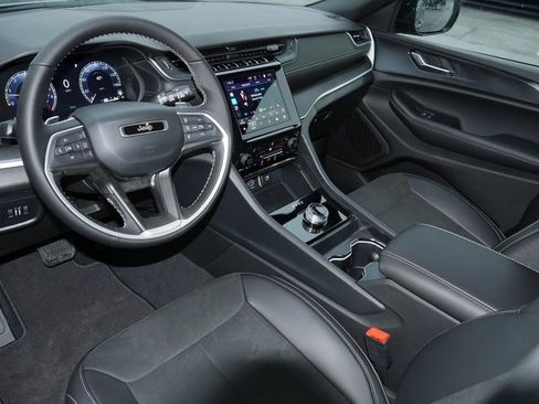 New 2025 Jeep Grand Cherokee Altitude image 16