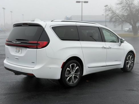 Used 2022 Chrysler Pacifica Pinnacle image 7