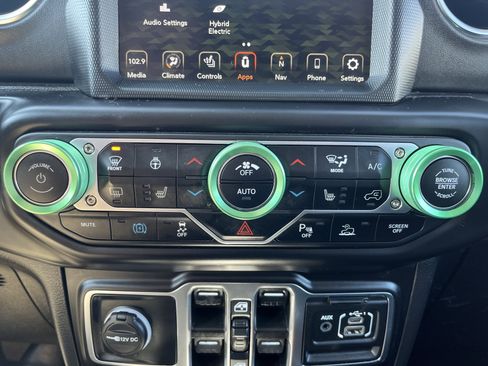 Used 2022 Jeep Wrangler Unlimited Sahara w/ Cold Weather Group image 27