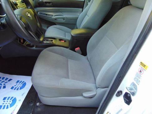 Used 2012 Toyota Tacoma 4x4 Access Cab V6 w/ Convenience Pkg image 6