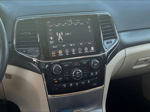 Used 2022 Jeep Grand Cherokee Laredo E AWD/4WD image 12