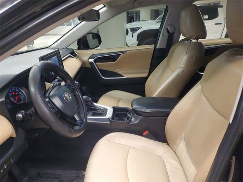 Used 2021 Toyota RAV4 LE image 14