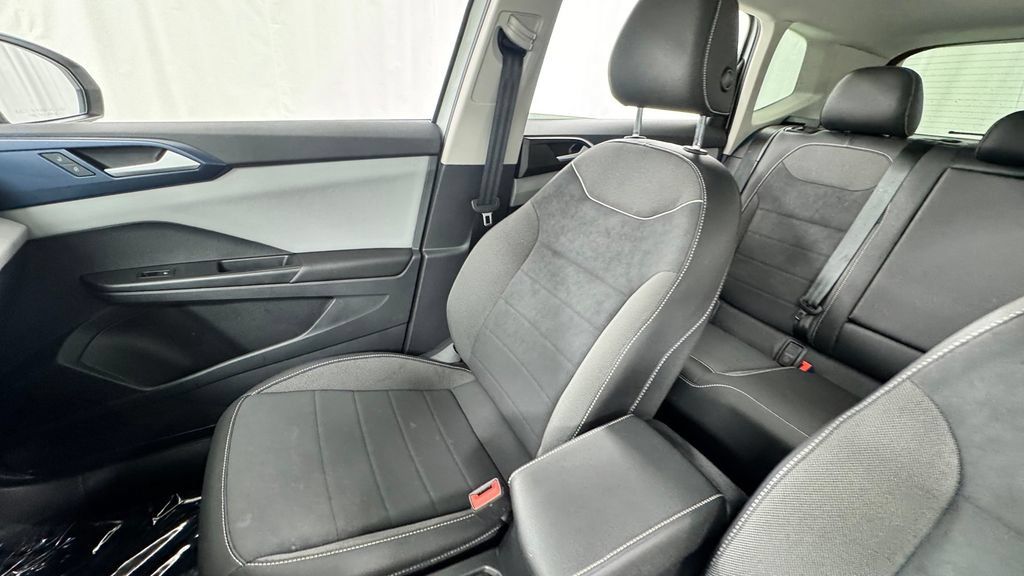 Used 2023 Volkswagen Taos SE AWD/4WD image 12
