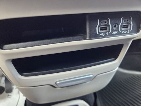 Used 2022 Chrysler Voyager LX FWD image 26
