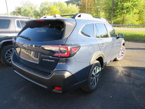 Used 2023 Subaru Outback Premium image 6