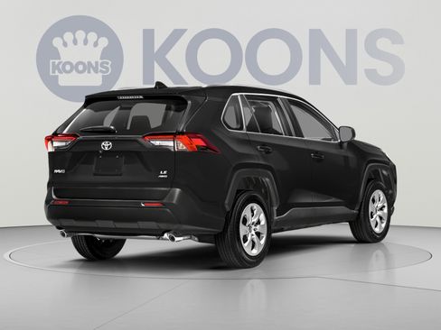 Used 2019 Toyota RAV4 LE AWD/4WD image 2