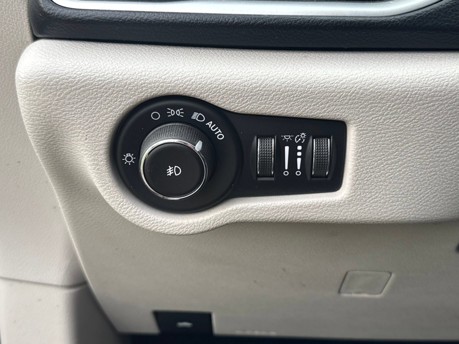 Used 2018 Chrysler Pacifica Touring-L FWD image 15