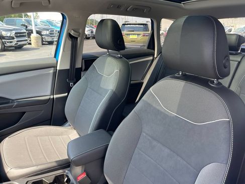 Used 2023 Volkswagen Taos SE w/ Panoramic Sunroof Package AWD/4WD image 18