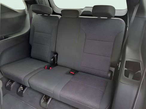 Used 2025 Chevrolet Traverse LT image 16