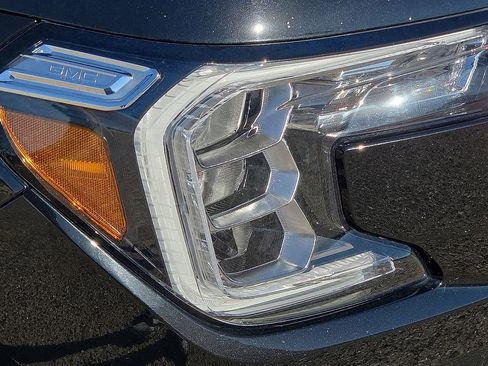 Used 2024 GMC Terrain SLT image 11