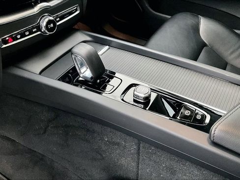 Used 2023 Volvo XC60 B5 Core w/ Climate Package image 18