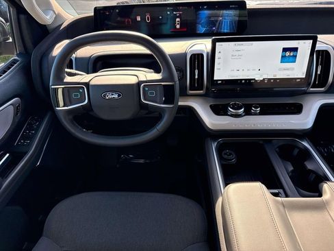 Certified 2025 Ford Expedition Active image 12