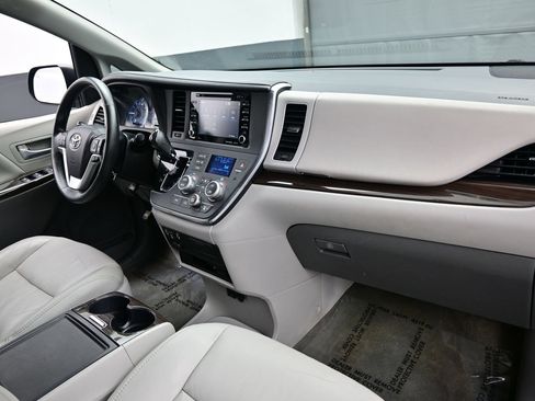 Used 2018 Toyota Sienna XLE Premium w/ Carpet Mat Package FWD image 18
