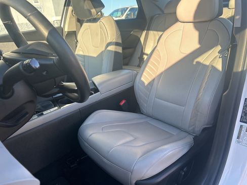 Used 2025 Hyundai Elantra Limited image 16