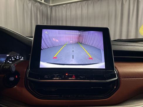 Used 2025 Jeep Compass Limited image 18