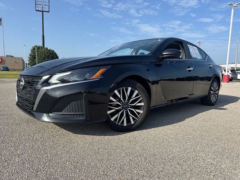 Used 2025 Nissan Altima 2.5 SV FWD image 1