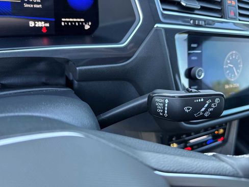 Used 2022 Volkswagen Tiguan SE w/ Panoramic Sunroof Package image 24