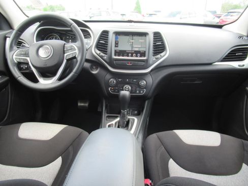 Used 2014 Jeep Cherokee Latitude w/ Comfort/Convenience Group FWD image 11