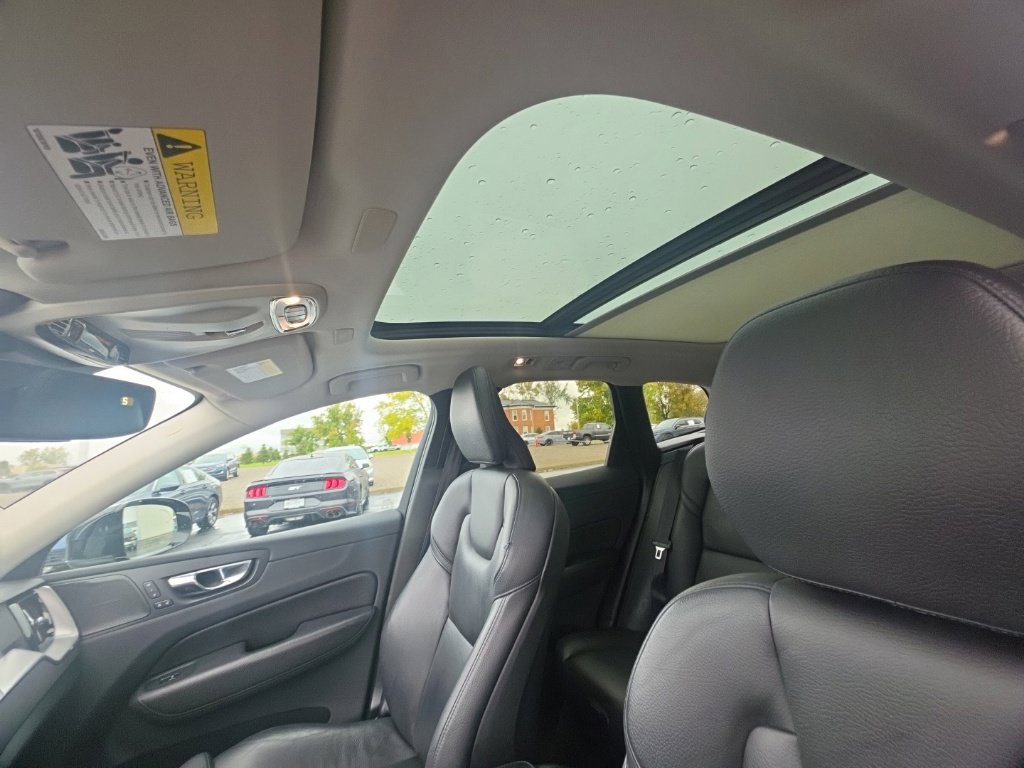 Used 2019 Volvo XC60 T5 Momentum w/ Multimedia Package AWD/4WD image 15