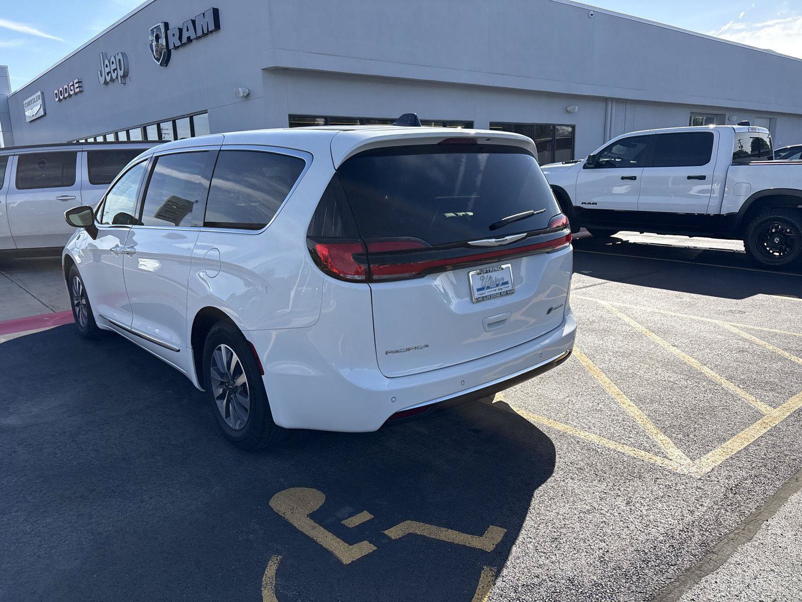 Used 2023 Chrysler Pacifica Limited FWD image 7