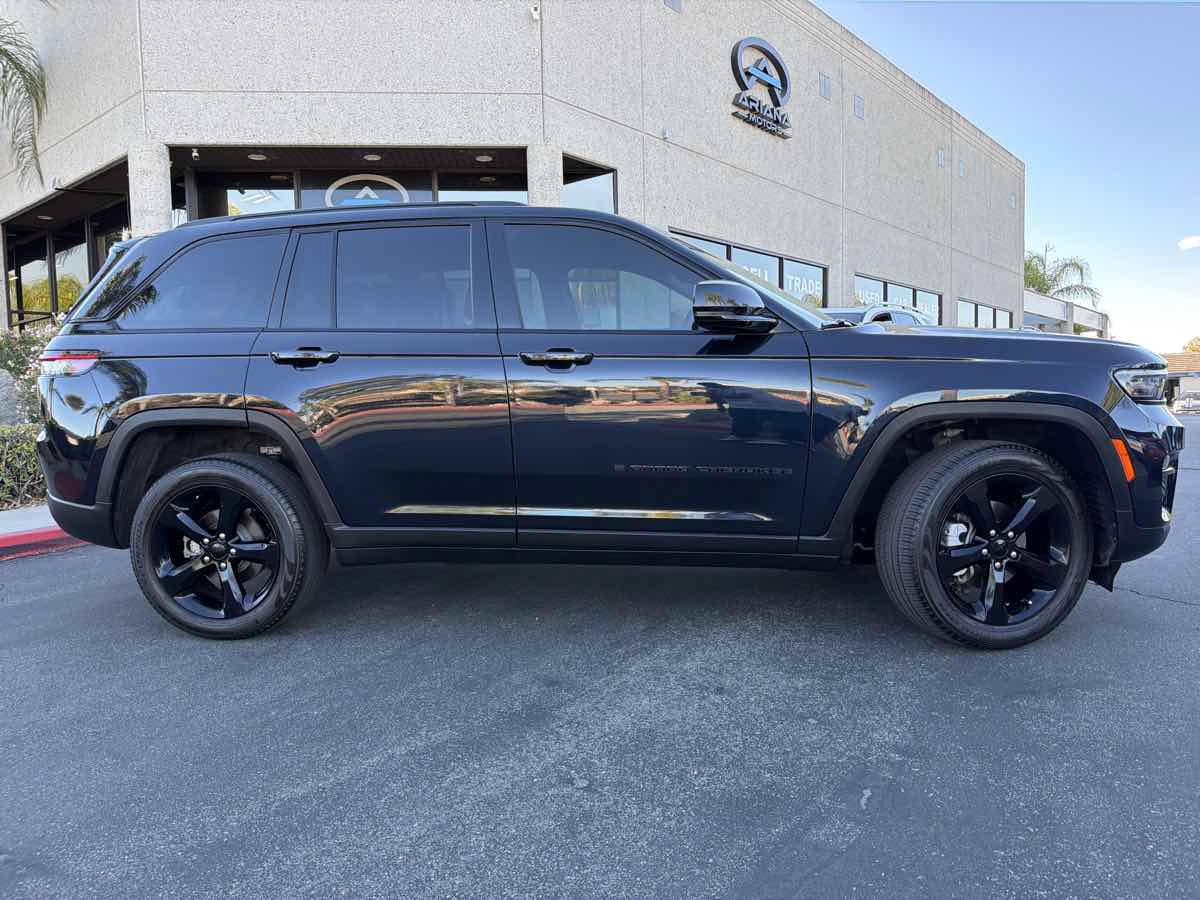 Used 2024 Jeep Grand Cherokee Limited w/ Black Appearance Package RWD image 8