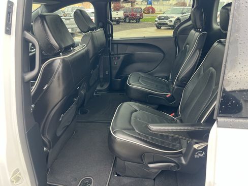 Used 2025 Chrysler Pacifica Limited image 15