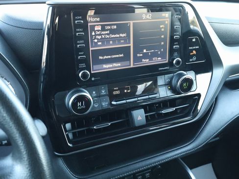 Used 2021 Toyota Highlander L image 20