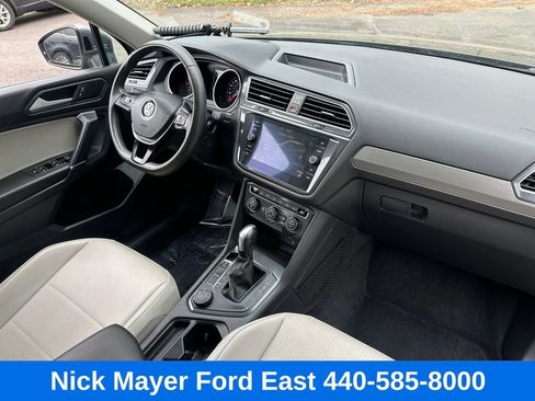 Used 2020 Volkswagen Tiguan SE w/ Panoramic Sunroof Package image 12