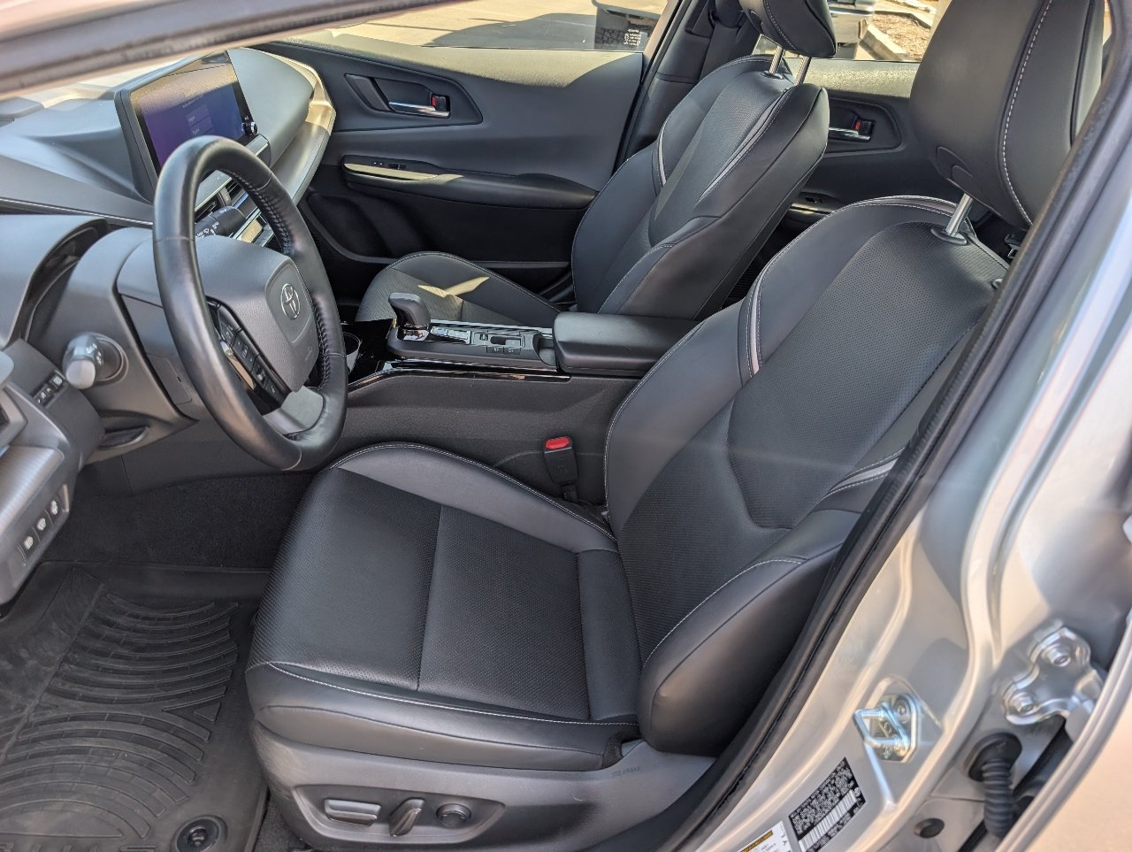 Used 2024 Toyota Prius XLE FWD image 2