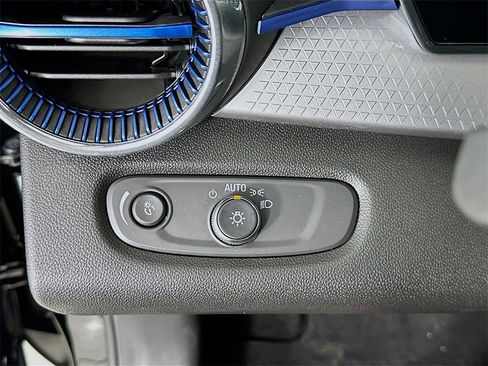 Used 2025 Chevrolet Trax LT w/ LT Convenience Package image 14