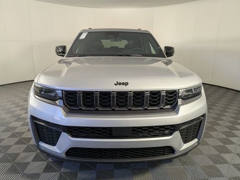 New 2026 Jeep Grand Cherokee Altitude image 2