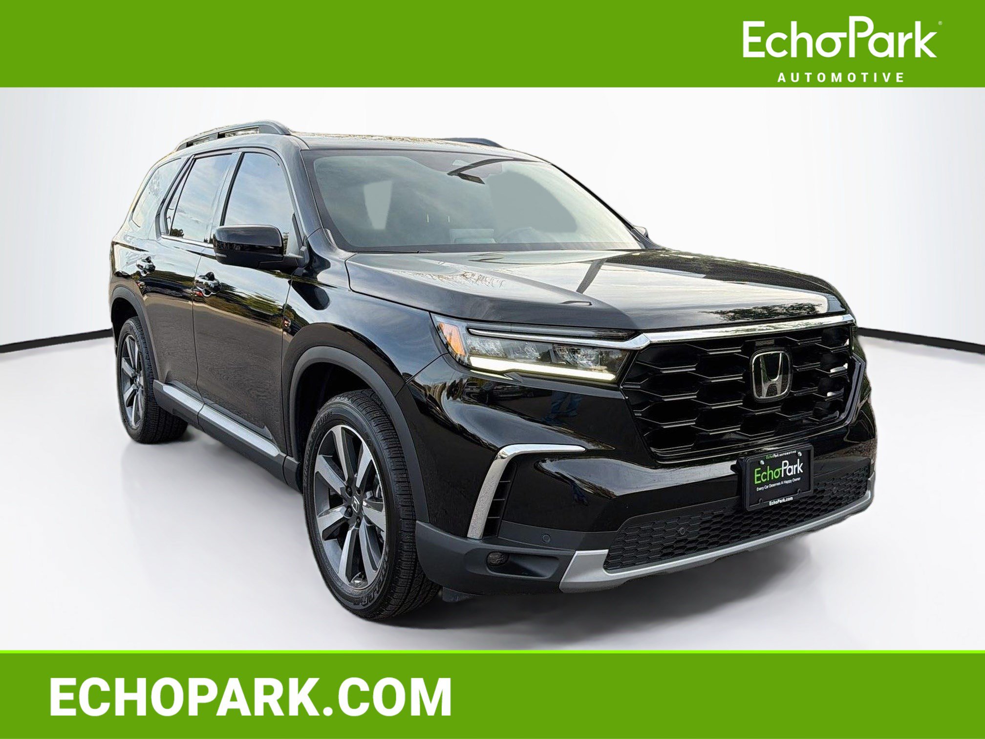 Used 2025 Honda Pilot Touring image 1