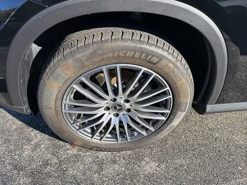 Used 2025 Mercedes-Benz GLC 300 4MATIC image 11